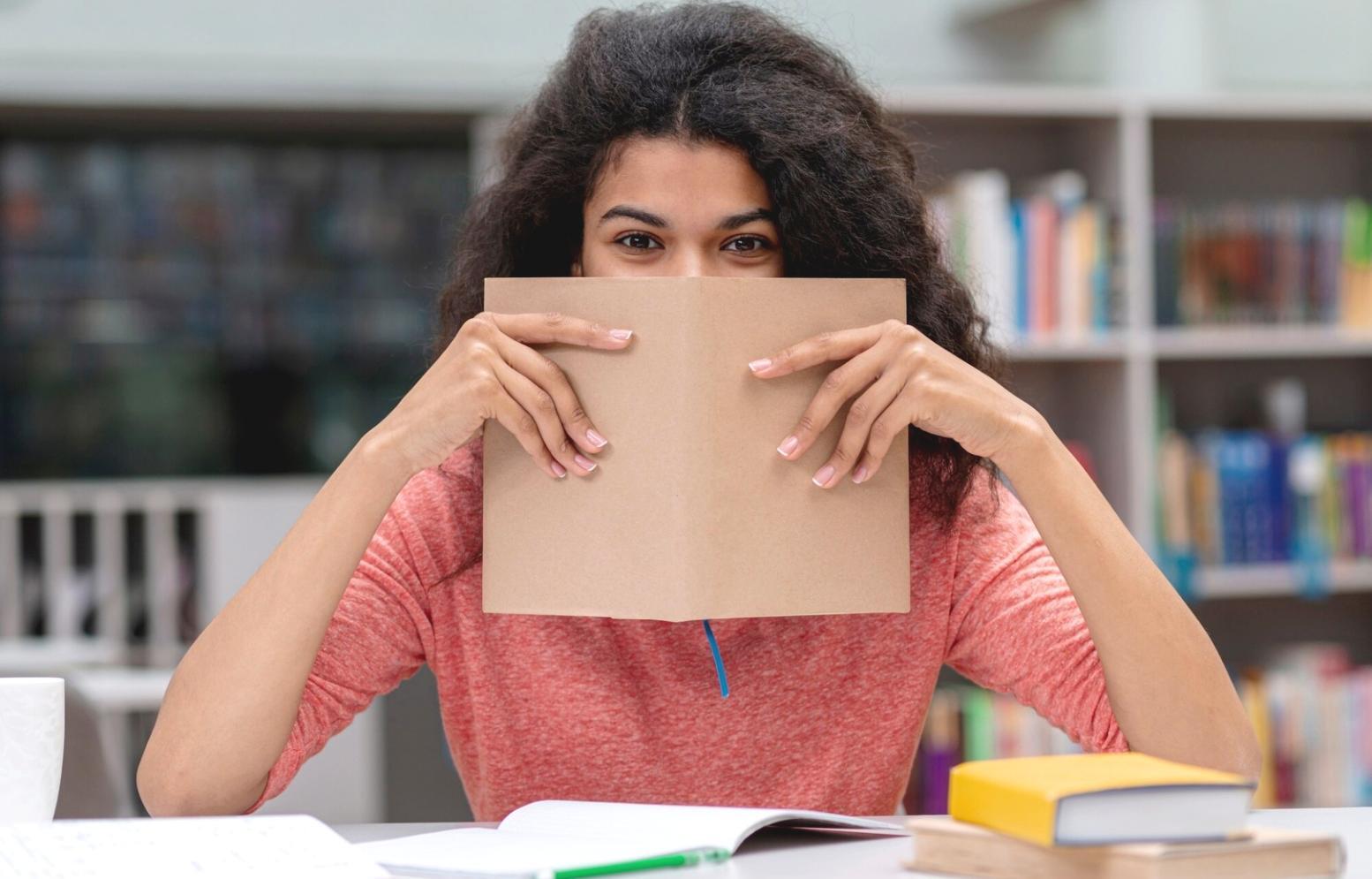 Professionisti legali che collaborano su documentazione processuale durante una sessione formativa