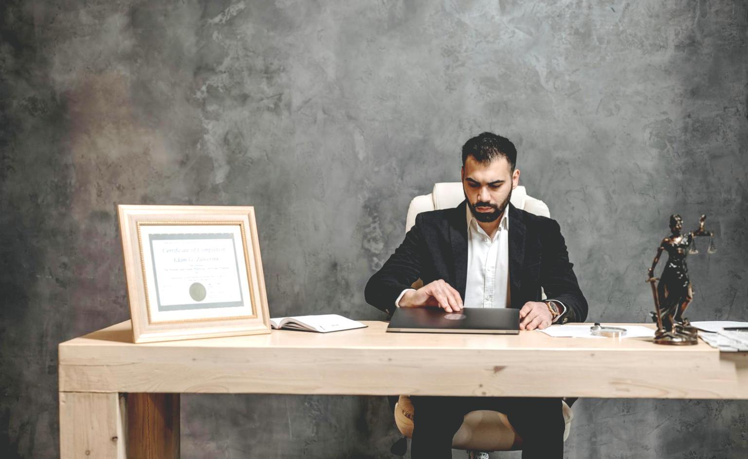 Aula di tribunale moderna per formazione pratica in tecniche processuali