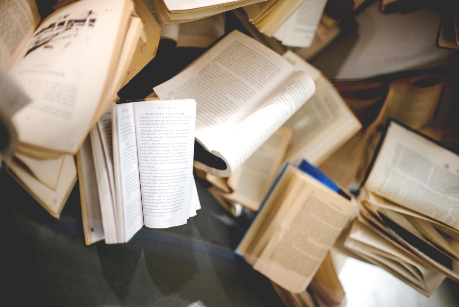 Aula di tribunale durante una sessione processuale con professionisti legali